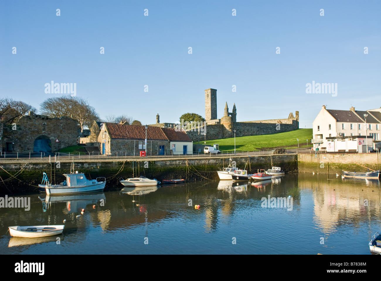 Bateaux dans le port St Andrews Fife Ecosse Banque D'Images