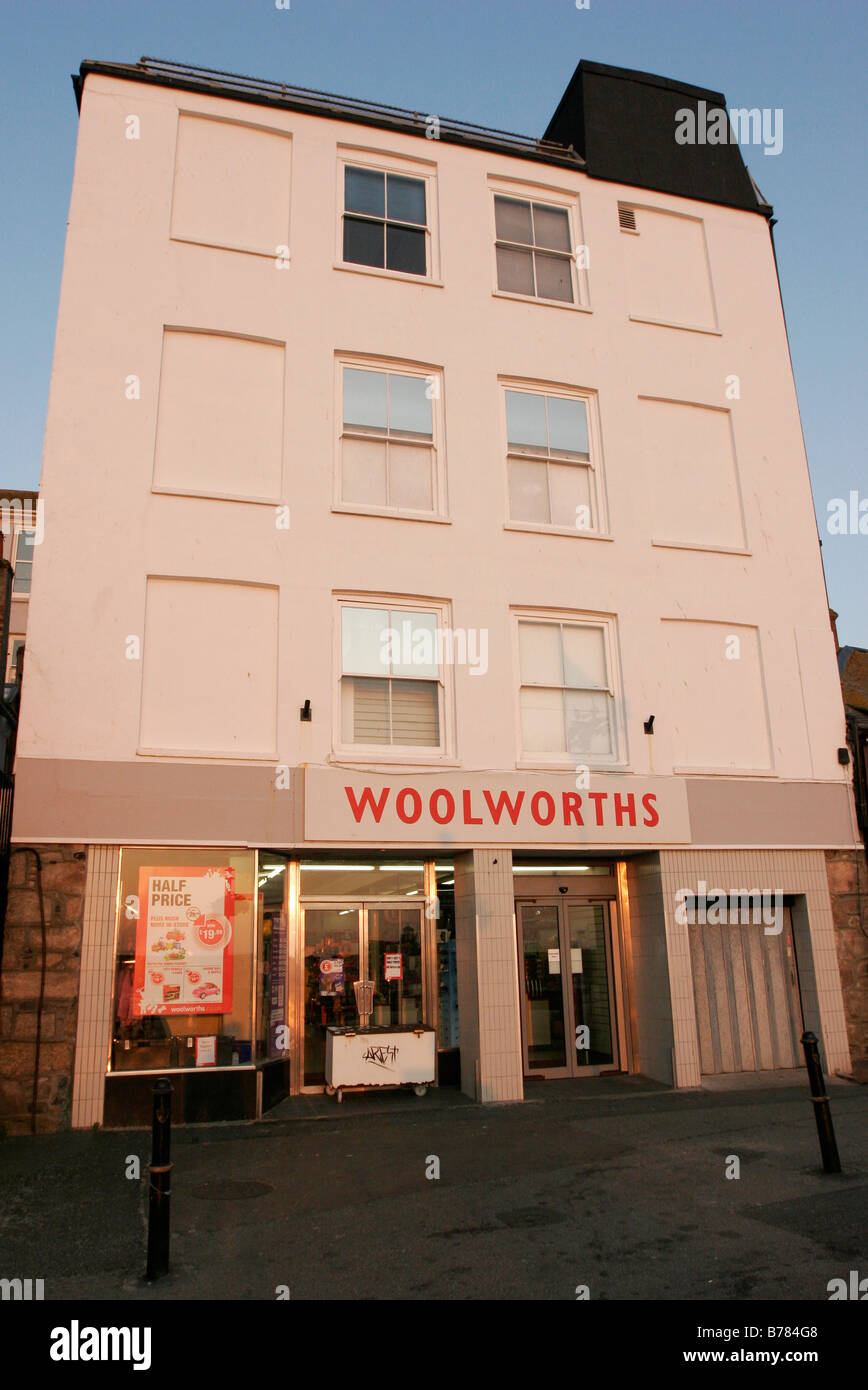 Début de la lumière du matin sur le Woolworths à St Ives en Cornouailles Banque D'Images