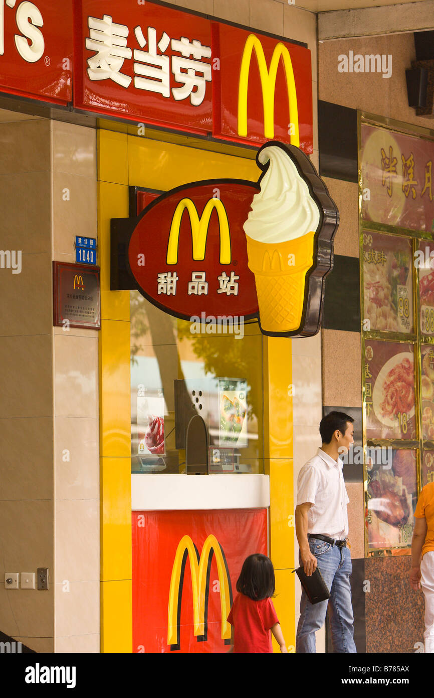 SHENZHEN, province de Guangdong, Chine - restaurant McDonald's dans la ville de Shenzhen. Banque D'Images