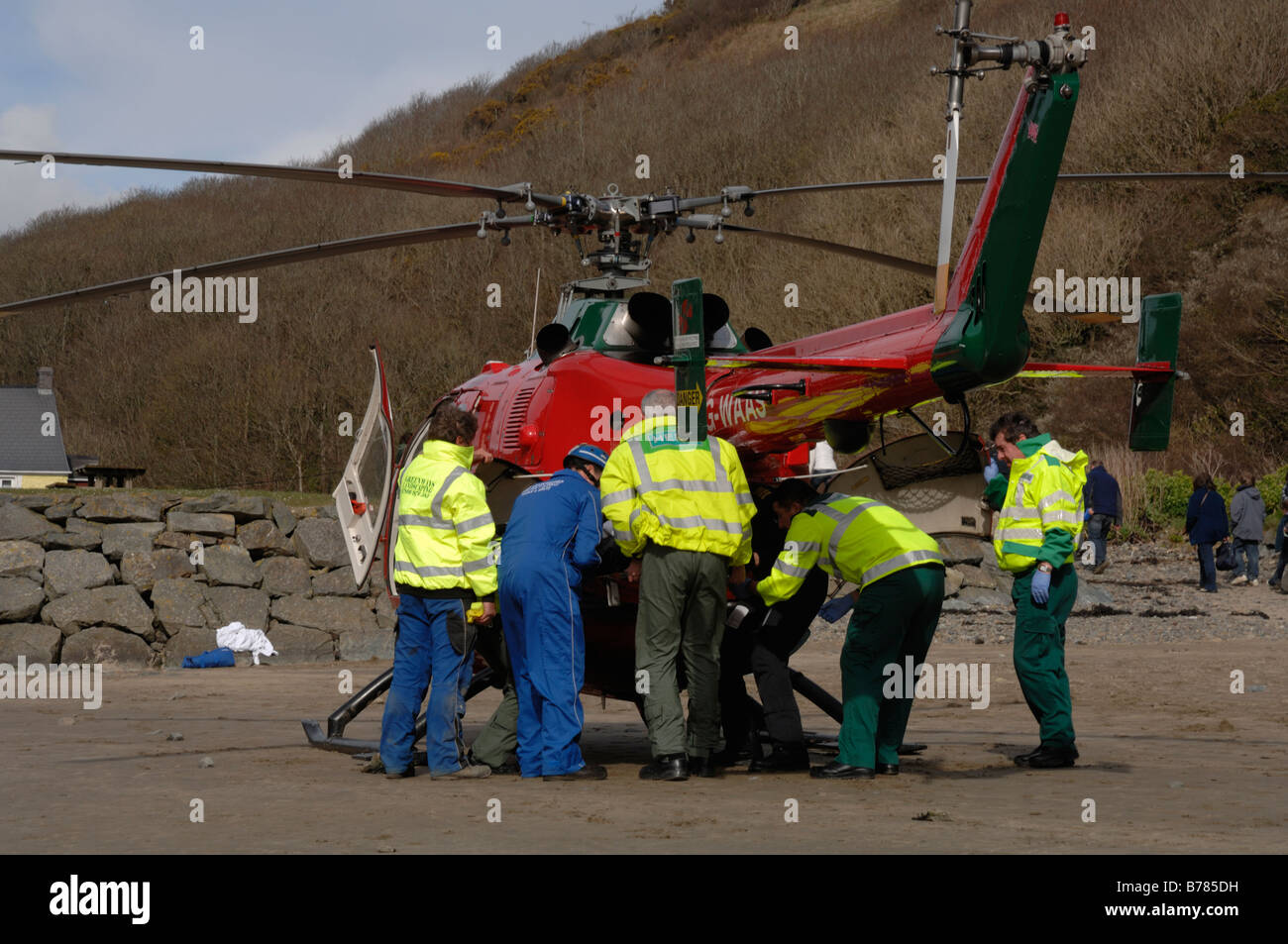 Pays de Galles Air Ambulance et l'équipage du chargement d'une victime en hélicoptère à Pembrokeshire Wales Solva port Solva UK Europe Banque D'Images