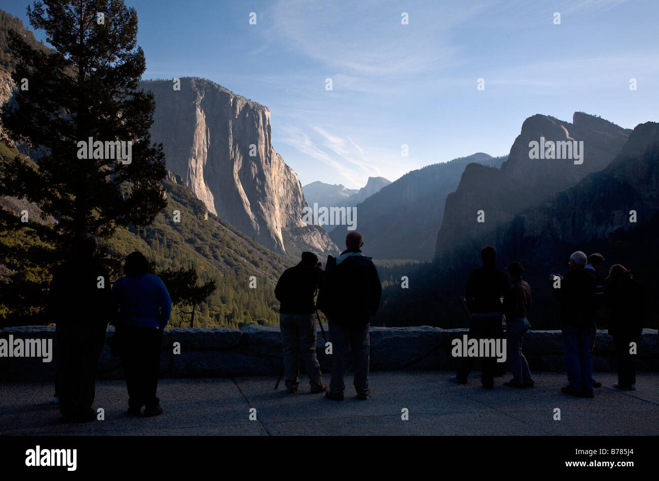 Les touristes profiter de la vue sur la vallée Yosemite montrant El Capitan et HALF DOME YOSEMITE NATIONAL PARK CALIFORNIA Banque D'Images