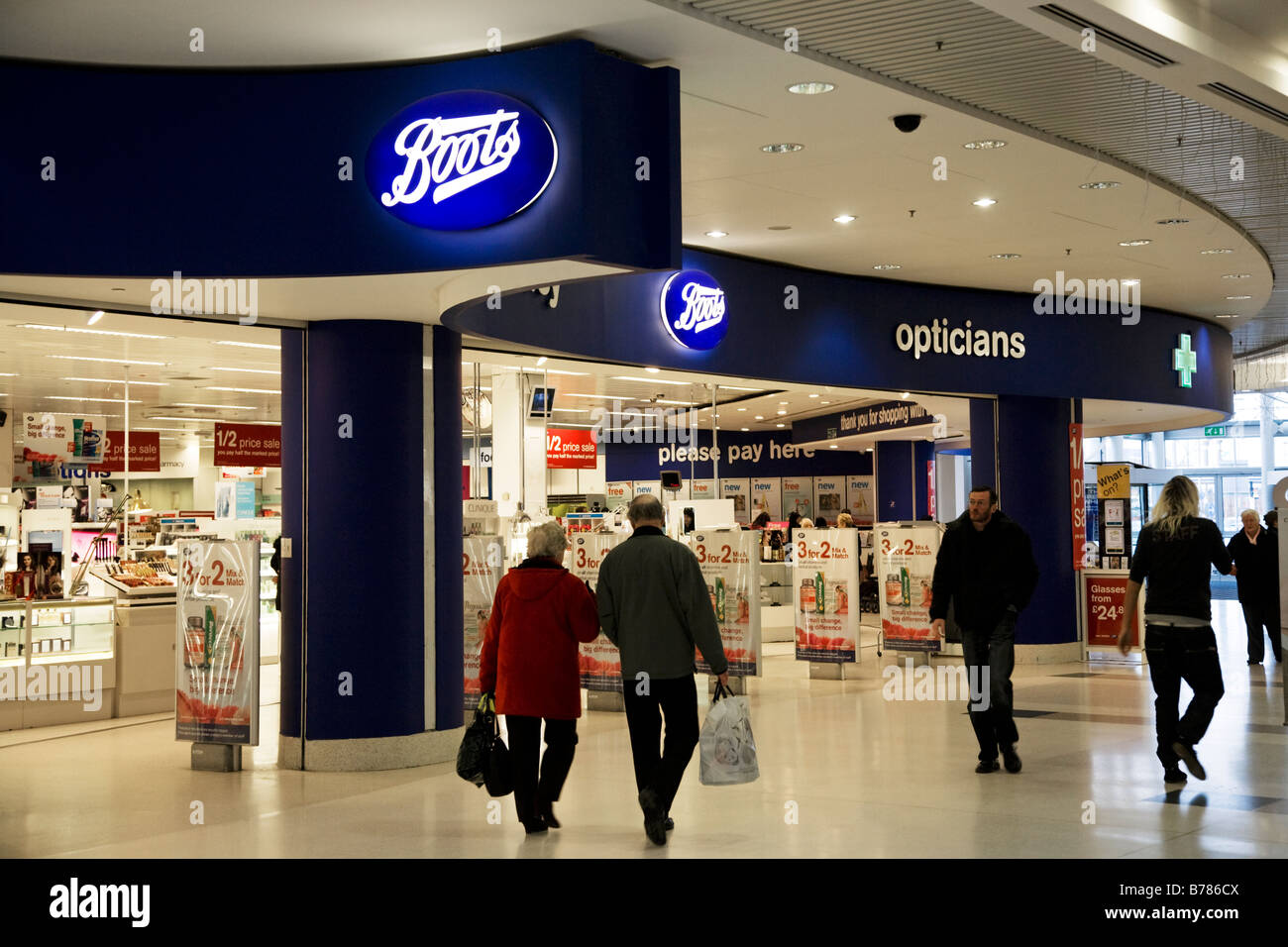 Boots the Chemist's store Braehead shopping centre, Renfrewshire, en Écosse. Banque D'Images