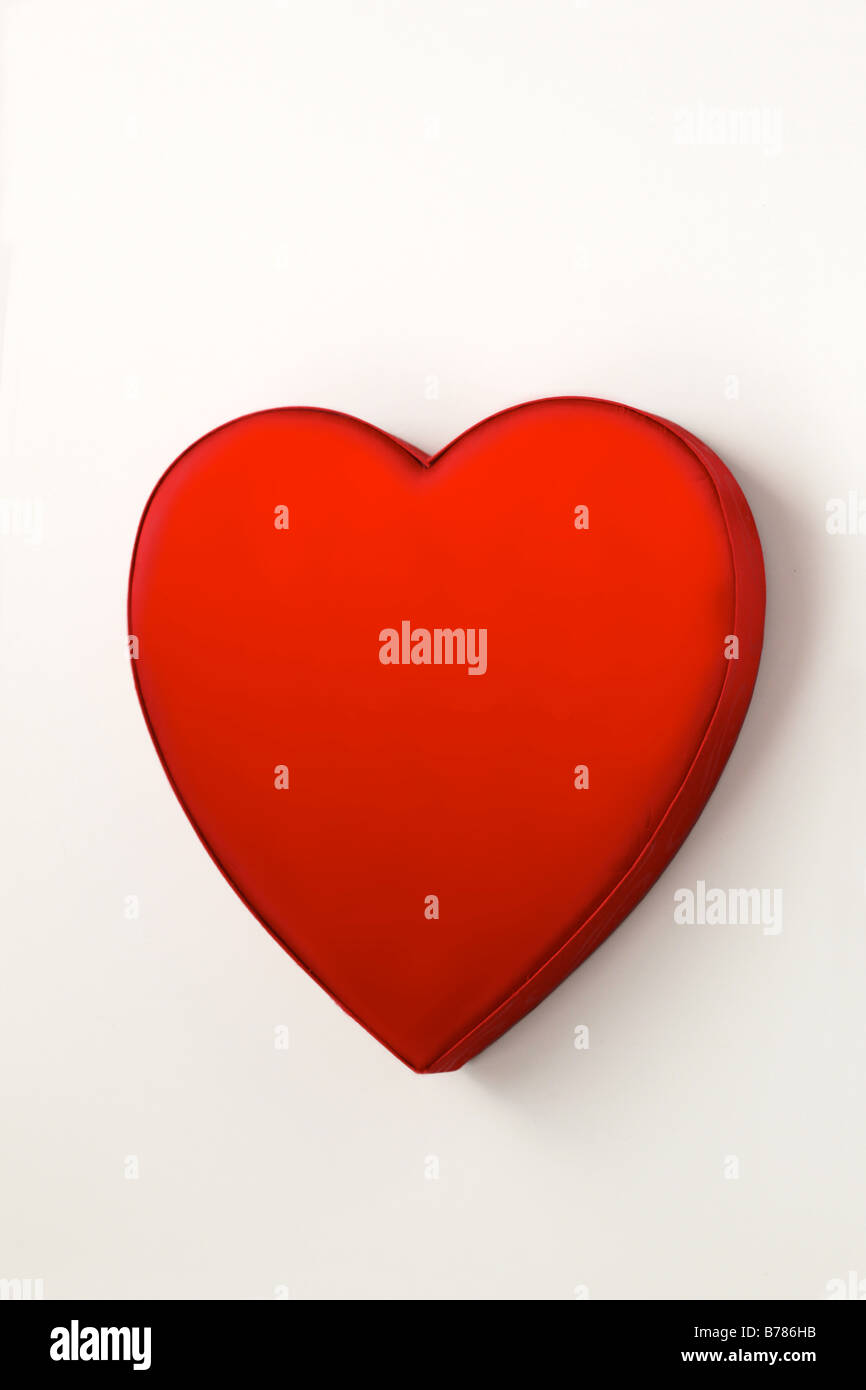 Boîte coeur de bonbons coeur rouge saint valentin fond blanc coupé Banque D'Images