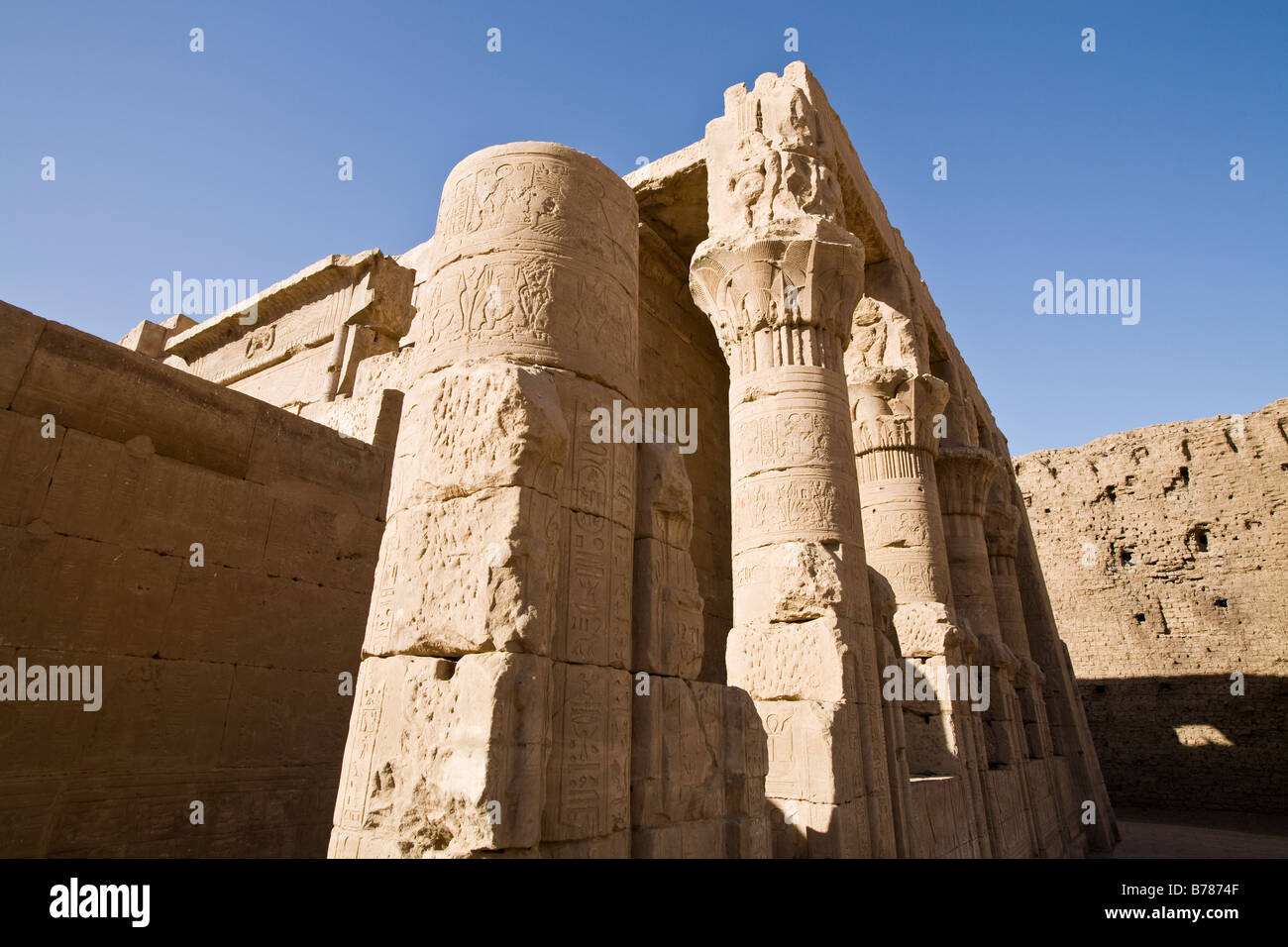 Vue d'angle de la Mammisi au Temple d'Edfou Egypte Banque D'Images