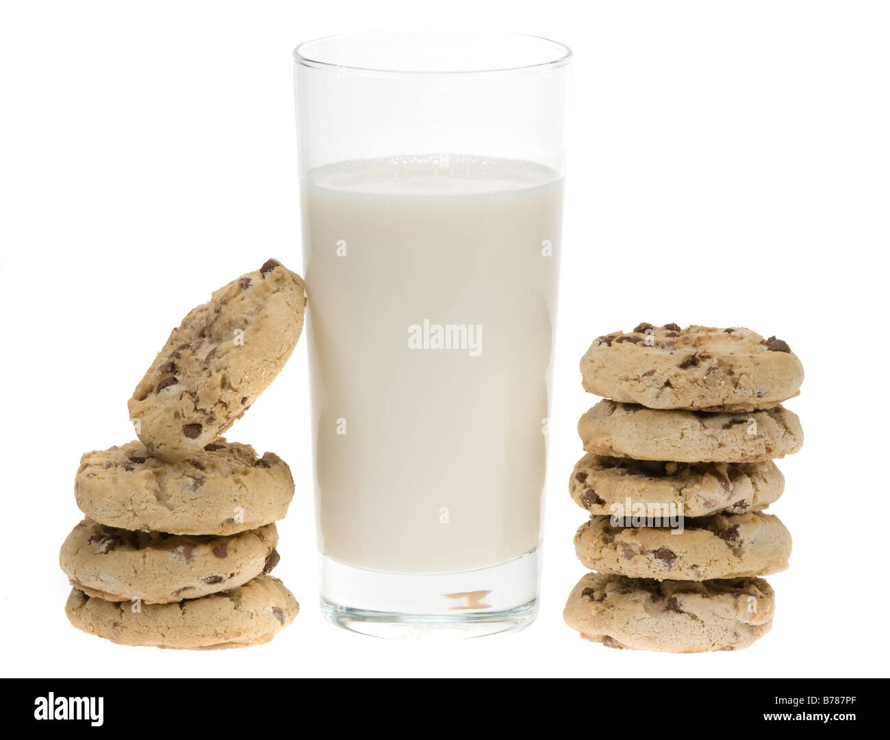 De délicieux cookies aux pépites de chocolat et verre de lait isolé sur fond blanc Banque D'Images