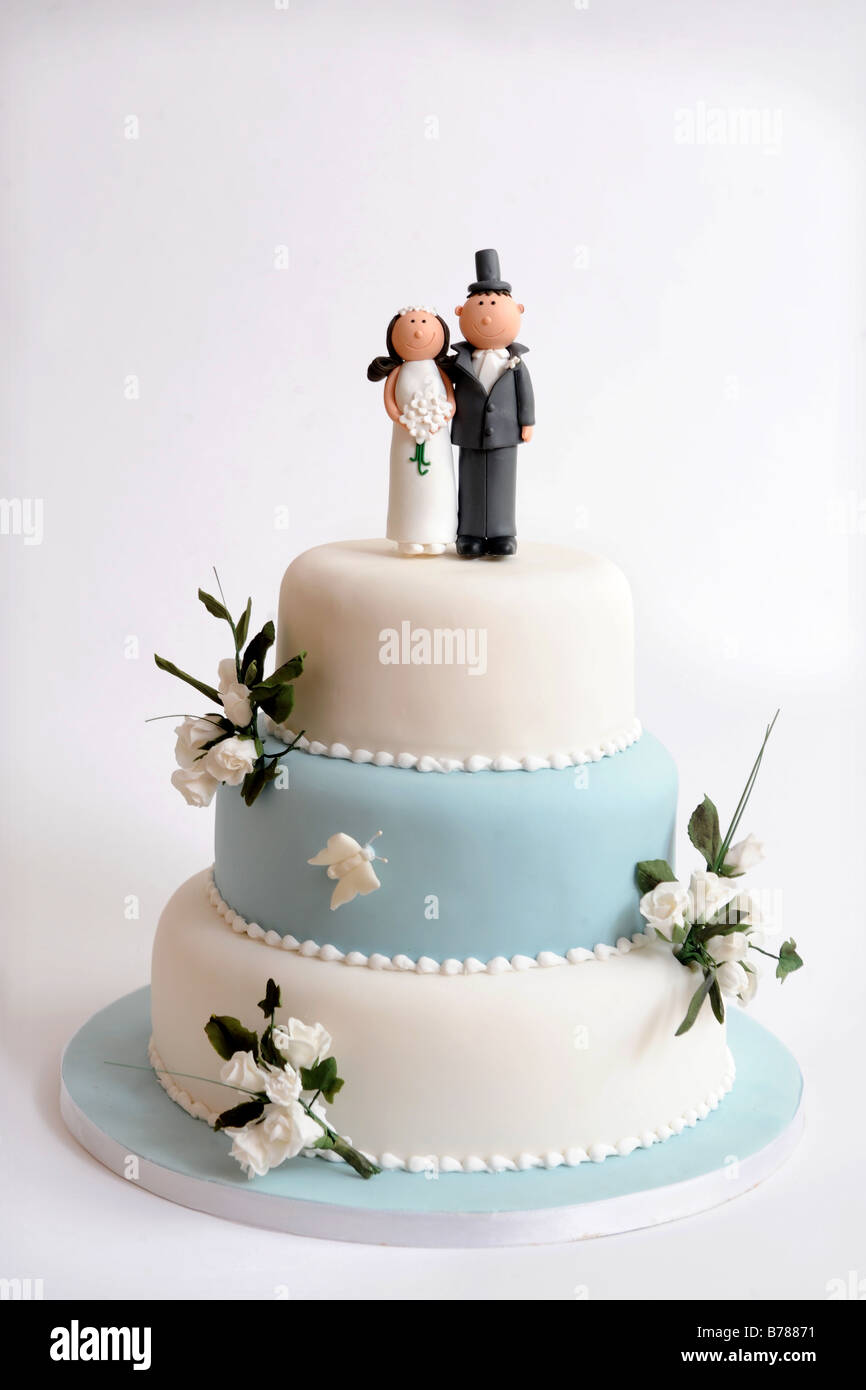 Un gâteau de mariage avec fleurs décoratives et comique MARIÉS CHIFFRES Banque D'Images