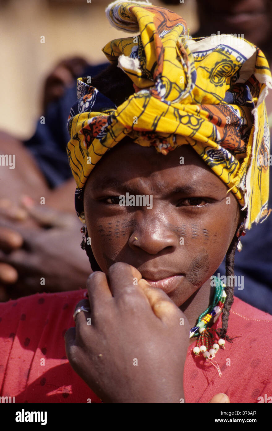 Delaquara, au Niger. Jeune femme Peul avec scarification faciale pour l'identification des tribus. Banque D'Images