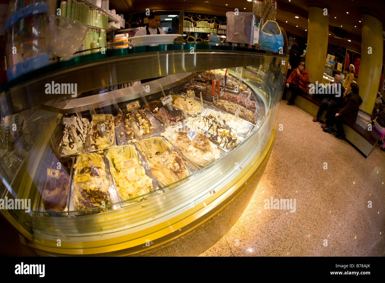Gelato à la vente à une gelateria à Rome, Italie Banque D'Images