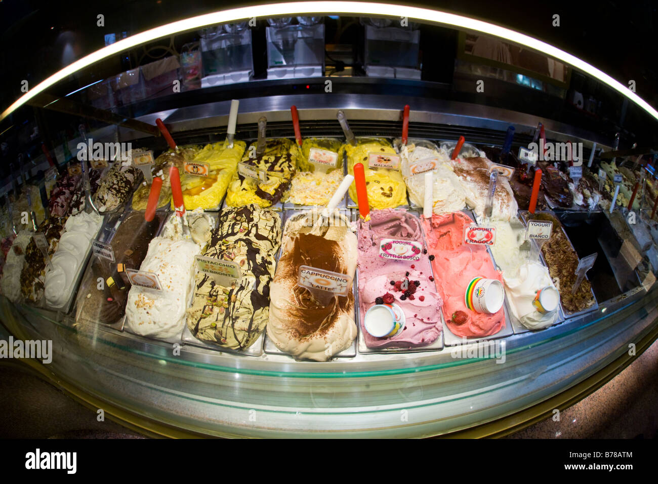 Gelato à la vente à une gelateria à Rome, Italie Banque D'Images