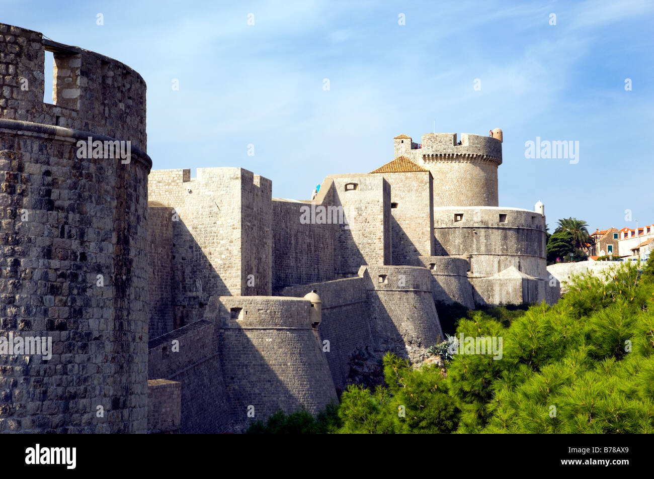 Vue sur les murs et remparts de la vieille ville de Dubrovnik Croatie Banque D'Images