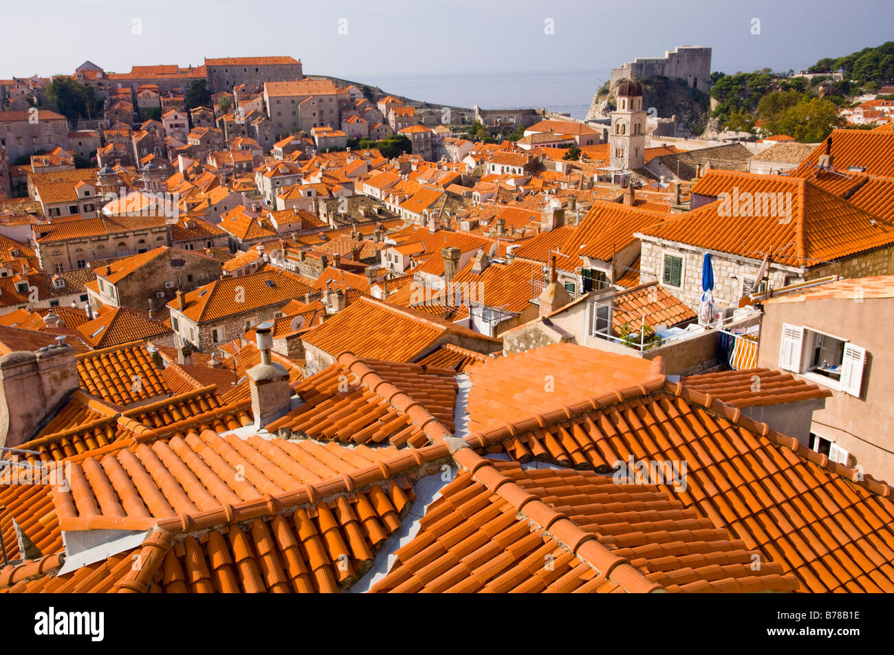 Les toits orange de la vieille ville de Dubrovnik en vue des murs de la ville Banque D'Images