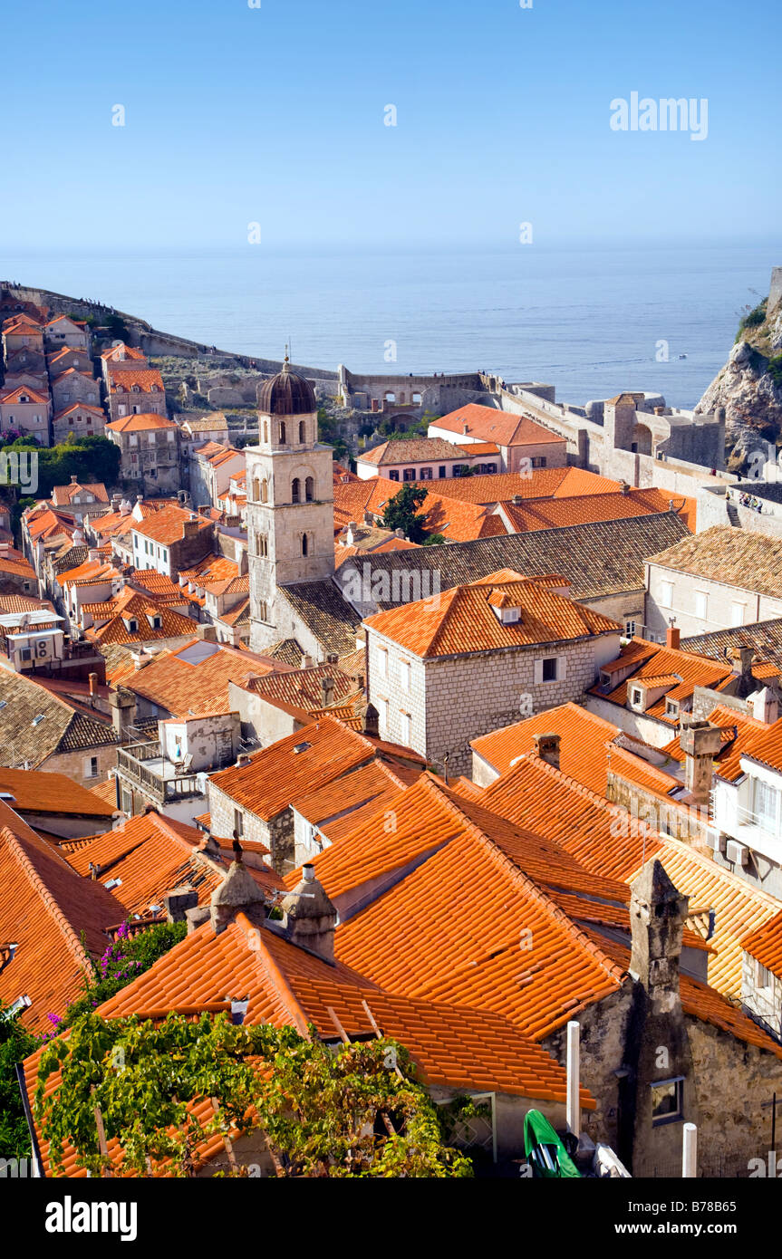 Les toits orange de la vieille ville de Dubrovnik en vue des murs de la ville Banque D'Images