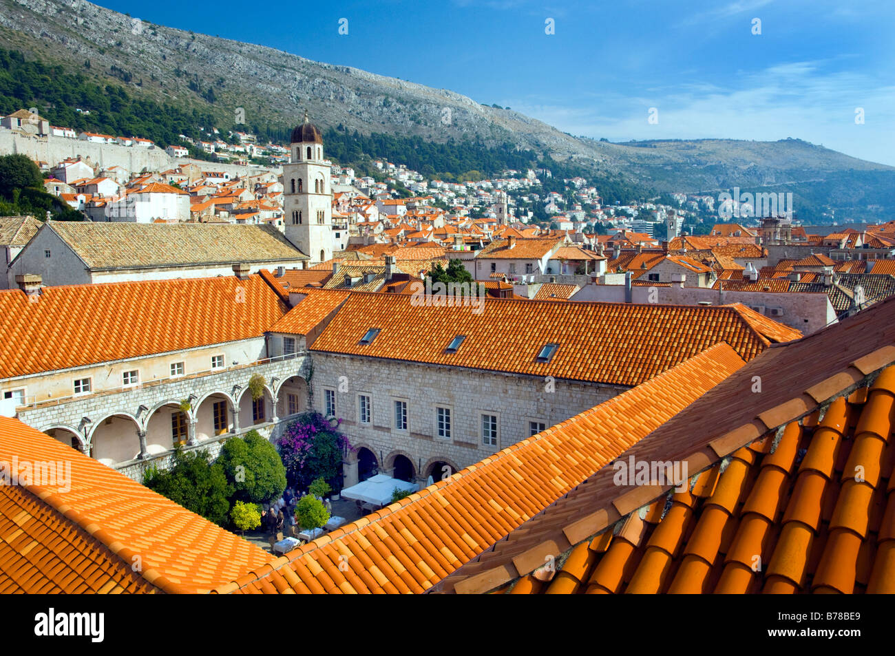 Les toits orange de la vieille ville de Dubrovnik en vue des murs de la ville Banque D'Images