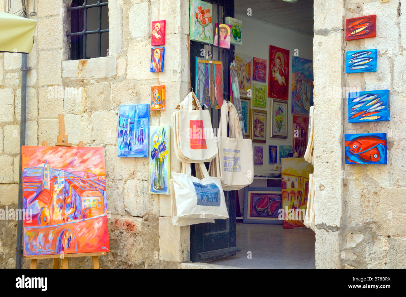 Une boutique qui vend des peintures et de l'artisanat dans les rues de la vieille ville de Dubrovnik Croatie Banque D'Images