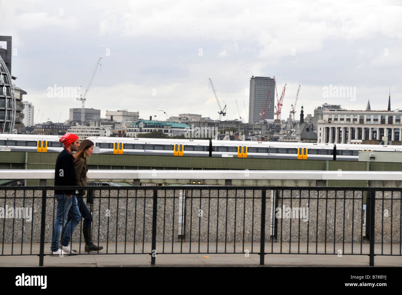 Les personnes se déplaçant à travers le pont de Londres Banque D'Images