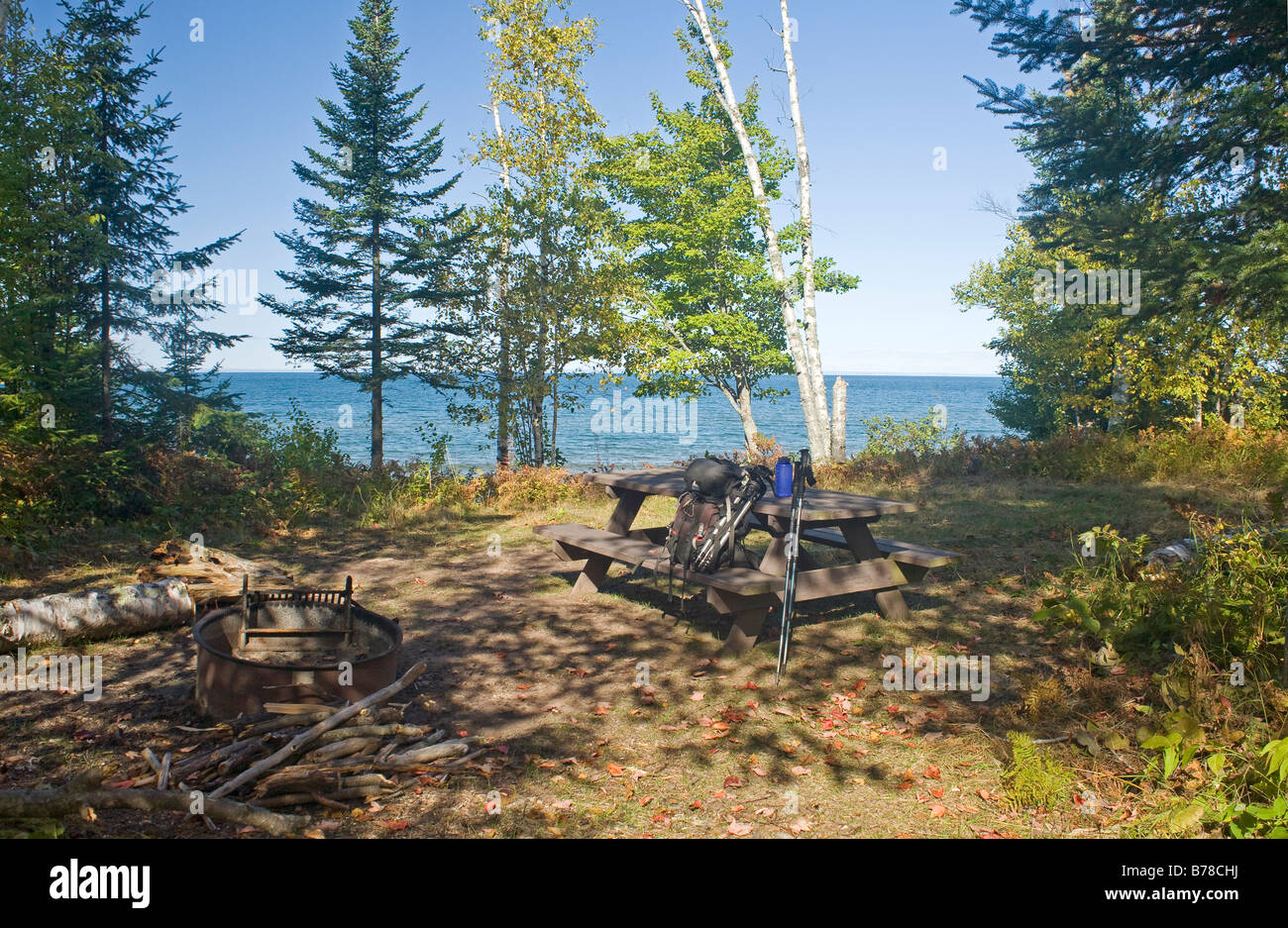 WISCONSIN - camping en arrière-pays à la fin de la piste du lac le long de la rive du lac Supérieur dans les îles Apostle. Banque D'Images