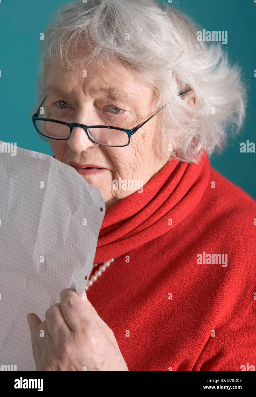 Vieille femme lisant une lettre Banque D'Images