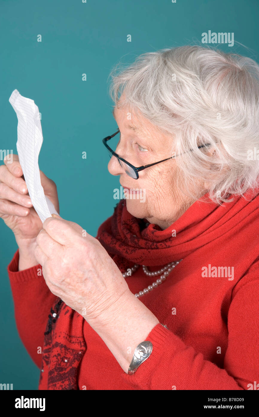 Vieille femme lisant une lettre Banque D'Images