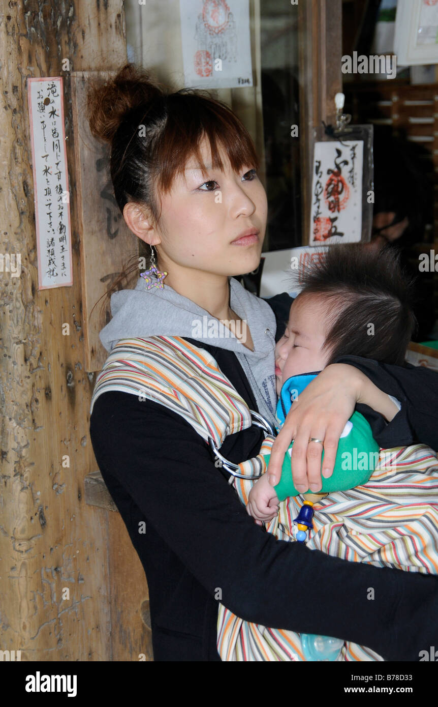 Jeune Femme Tenant Un Bebe Japonais Kyoto Japon Asie Photo Stock Alamy Jeune Femme Tenant Un Bebe Japonais Kyoto Japon Asie Photo Stock Alamy