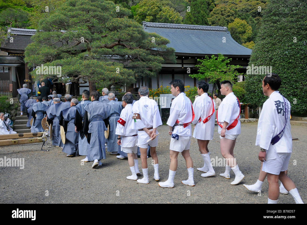 En costume traditionnel japonais et de culte de dévotion, les transporteurs de passer à Matsuri Festival du Sanctuaire Matsuo Taisha Banque D'Images