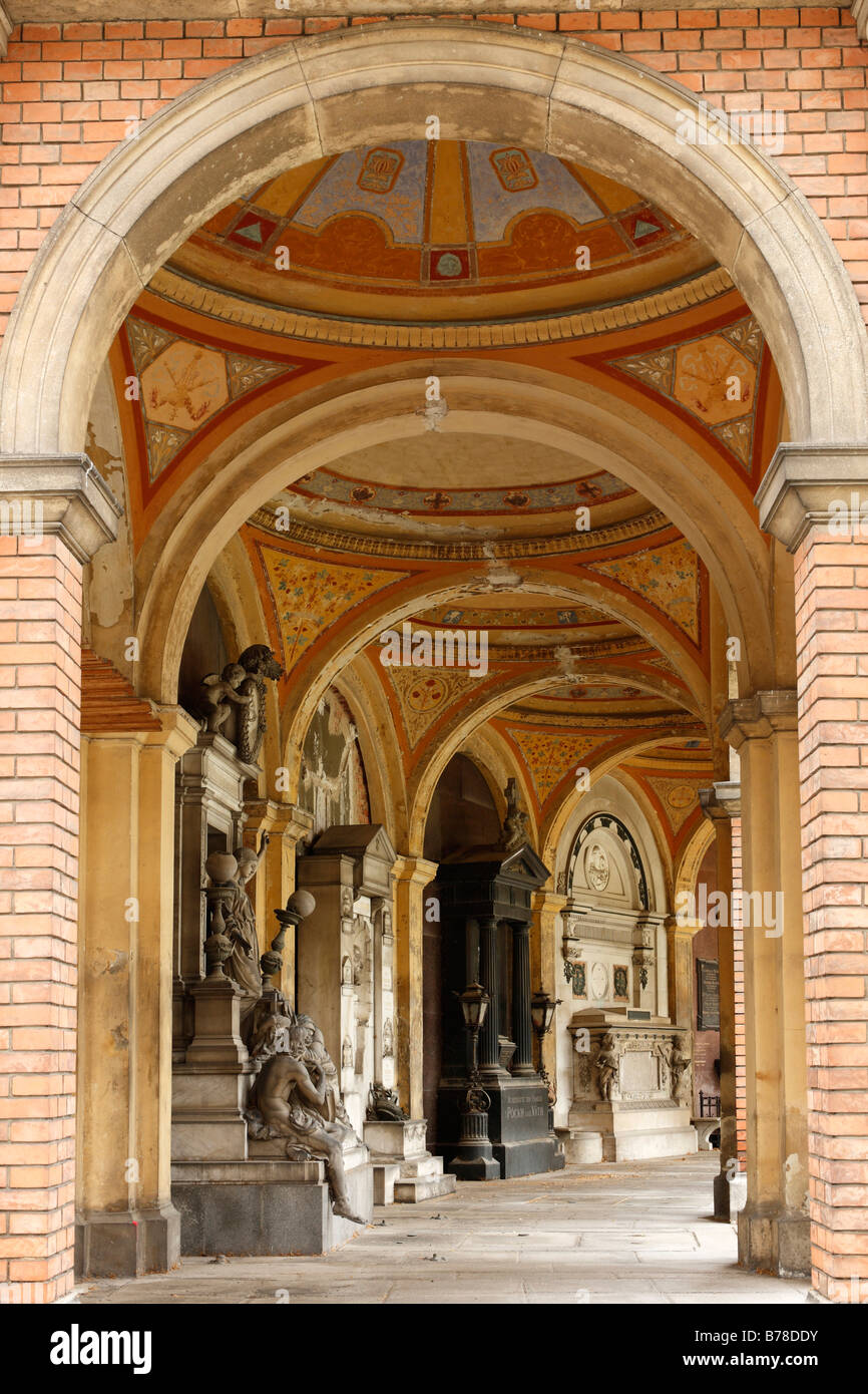 Monuments historiques dans une arcade, Wiener Zentralfriedhof, cimetière, Vienne, Autriche, Europe Banque D'Images