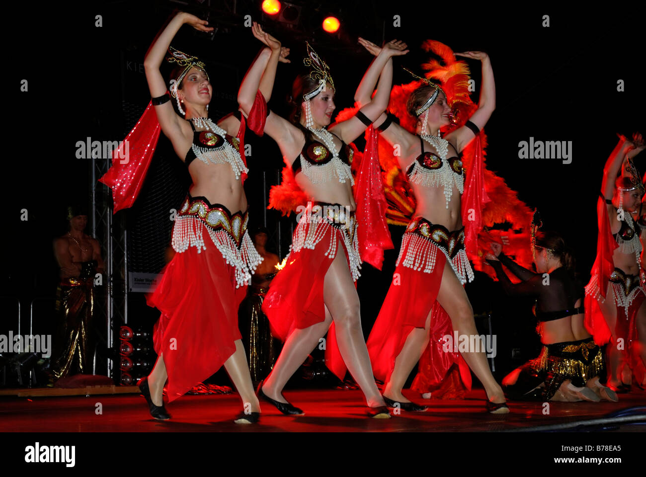 Danseurs orientaux à la Semaine de Kiel 2008, Kiel, Schleswig-Holstein, Allemagne, Europe Banque D'Images