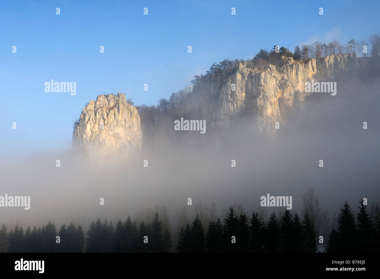 Les roches d'escalade dans la vallée supérieure de Donautal, comté de Sigmaringen, Bade-Wurtemberg, Allemagne, Europe Banque D'Images