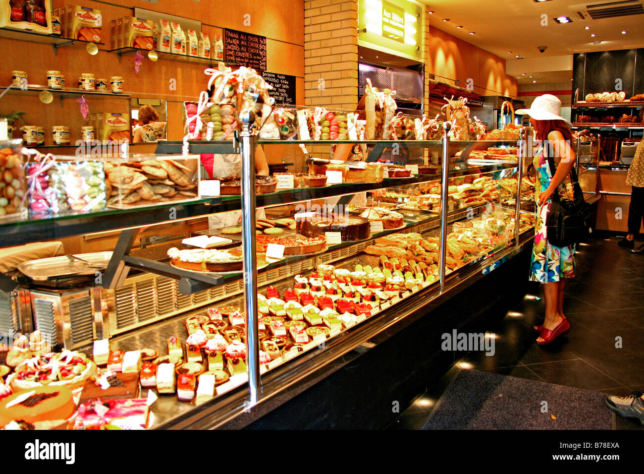 Femme en boulangerie Paris France Banque D'Images