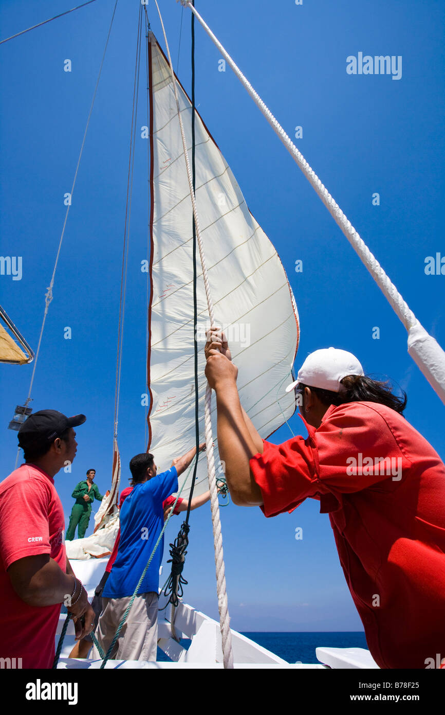 Les hommes de mettre les voiles sur un bateau à voile, en Indonésie, en  Asie du sud-est Photo Stock - Alamy