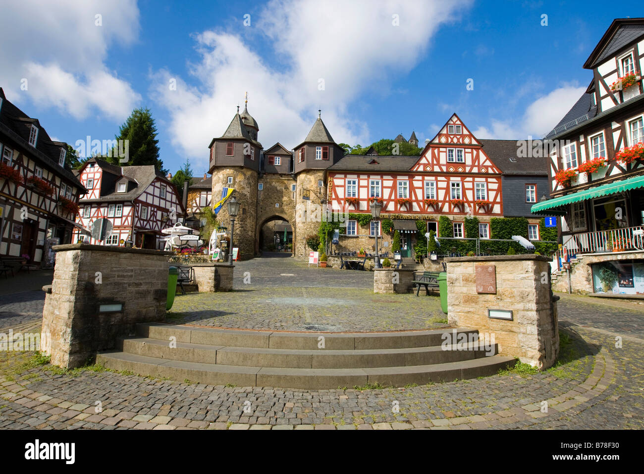 Burgtor porte du château, Braunfels, Marktplatz Place avec maisons à colombages, Braunfels, Rhône-Alpes, Hesse, Germany, Europe Banque D'Images