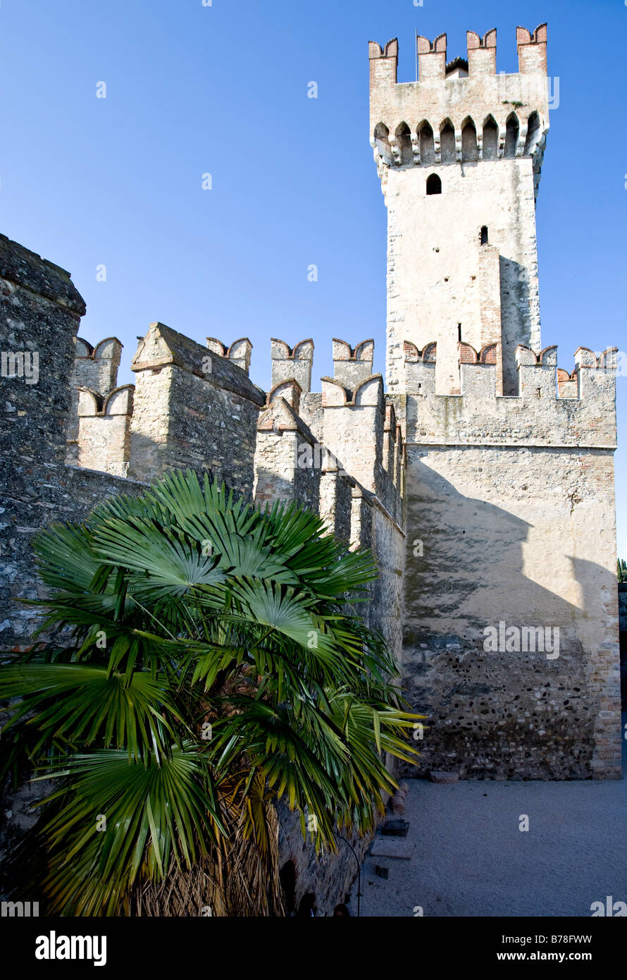 Cour intérieure du château Scaligero, Sirmione, Lac de Garda, Lac de Garde, Lombardie, Italie, Europe Banque D'Images