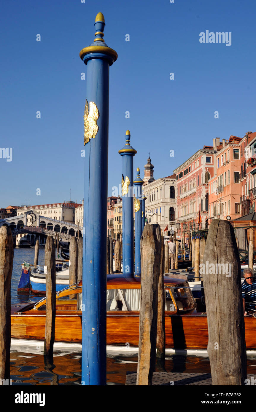 Quai des bateaux à proximité du Pont du Rialto, Venise, Vénétie, Italie, Europe Banque D'Images
