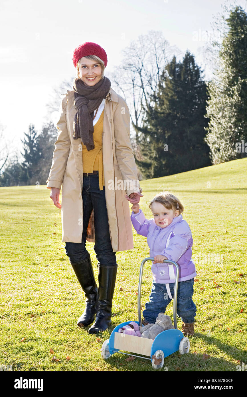 Mère et sa fille de 2 ans, lors d'une balade dans le parc de l'Rieter Musée Rietberg à Zurich, Suisse, Europe Banque D'Images