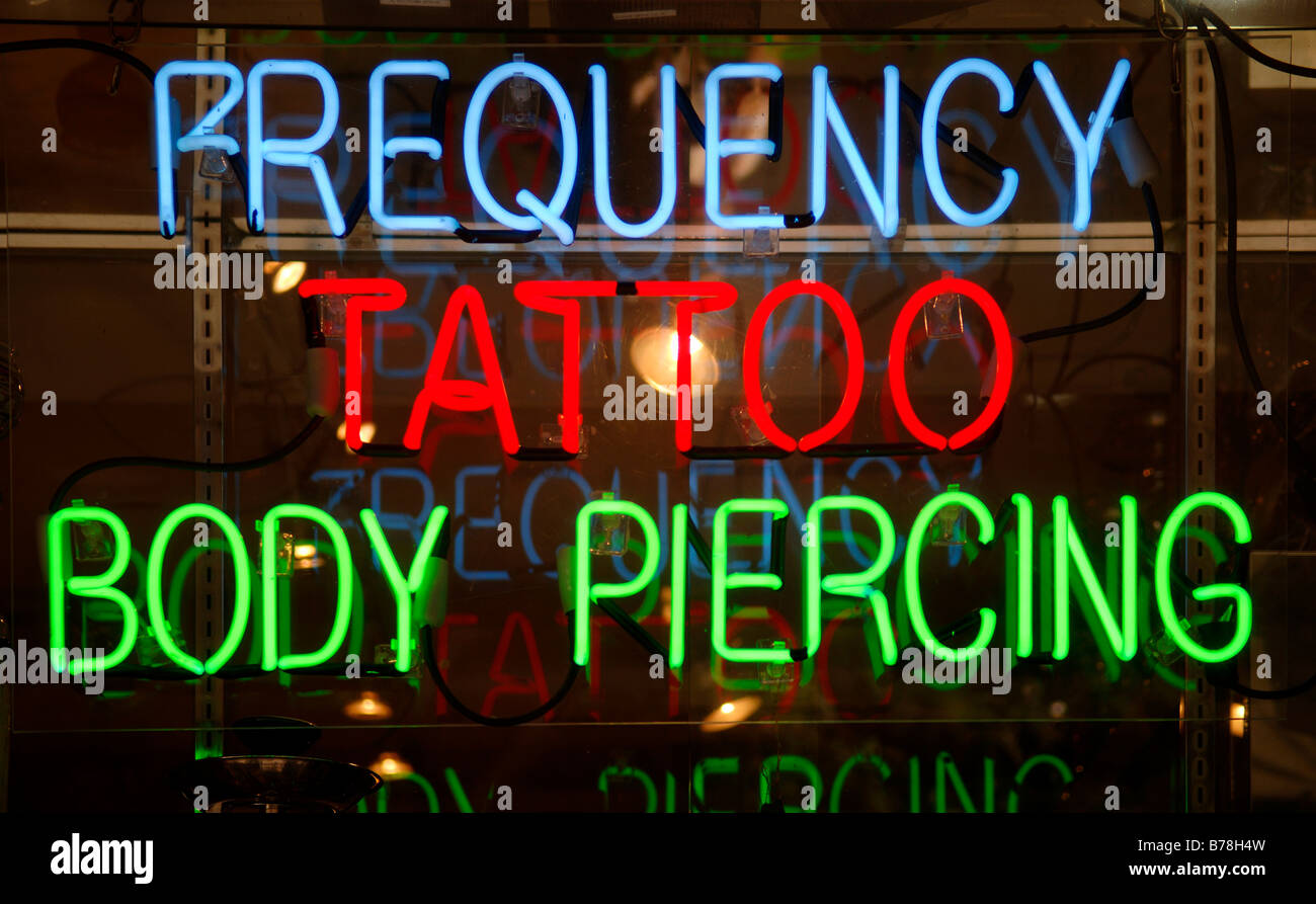 La publicité au néon pour tatouages, New York City, USA Banque D'Images