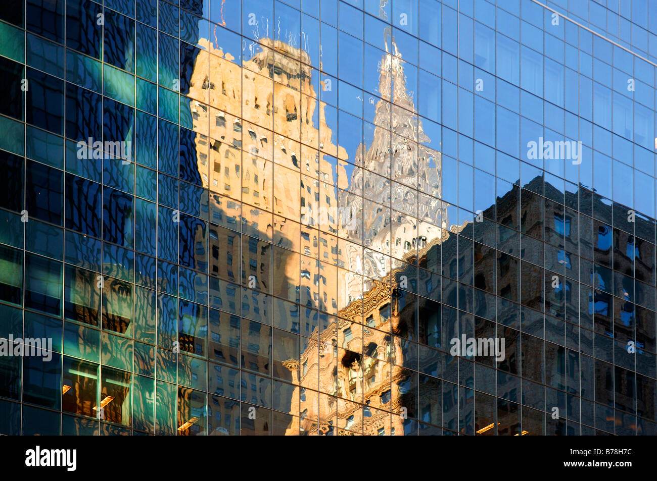 Reflet dans la façade en verre d'un gratte-ciel, New York City, USA Banque D'Images