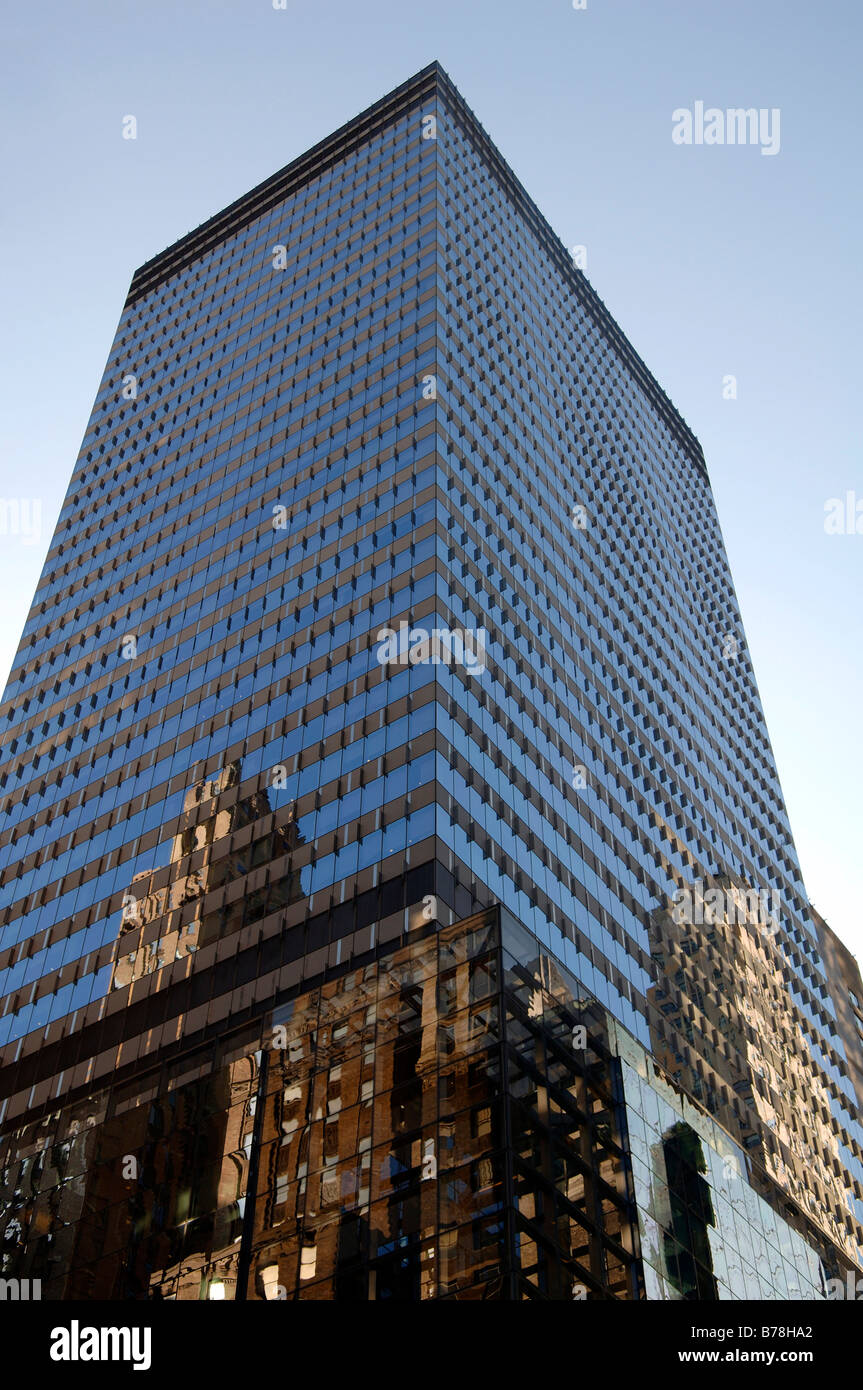 Réflexions dans un gratte-ciel, New York City, USA Banque D'Images