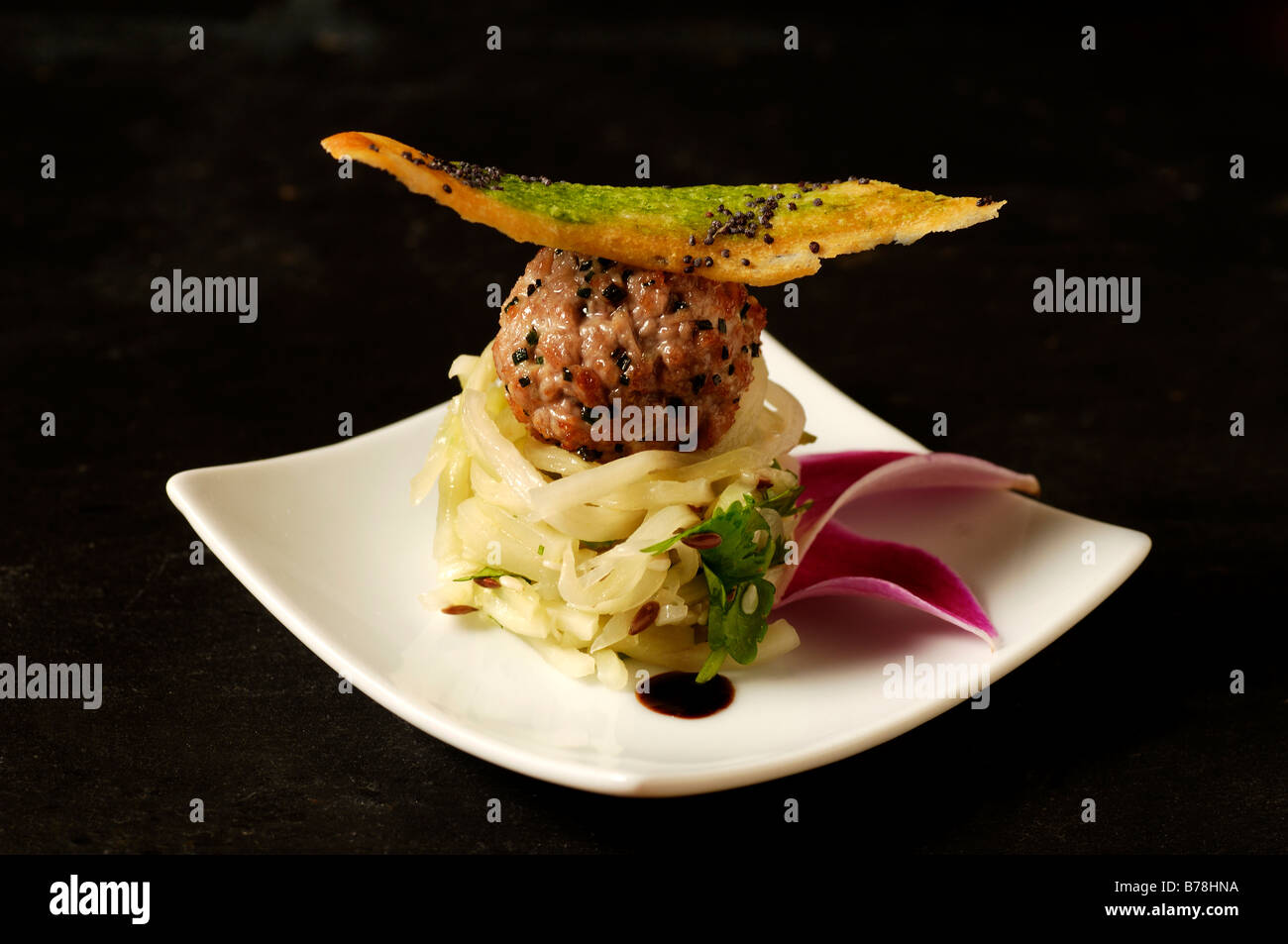 Apéro', morceau de veau sur salade de papaye verte, haute cuisine, Labaroche, Alsace, France, Europe Banque D'Images