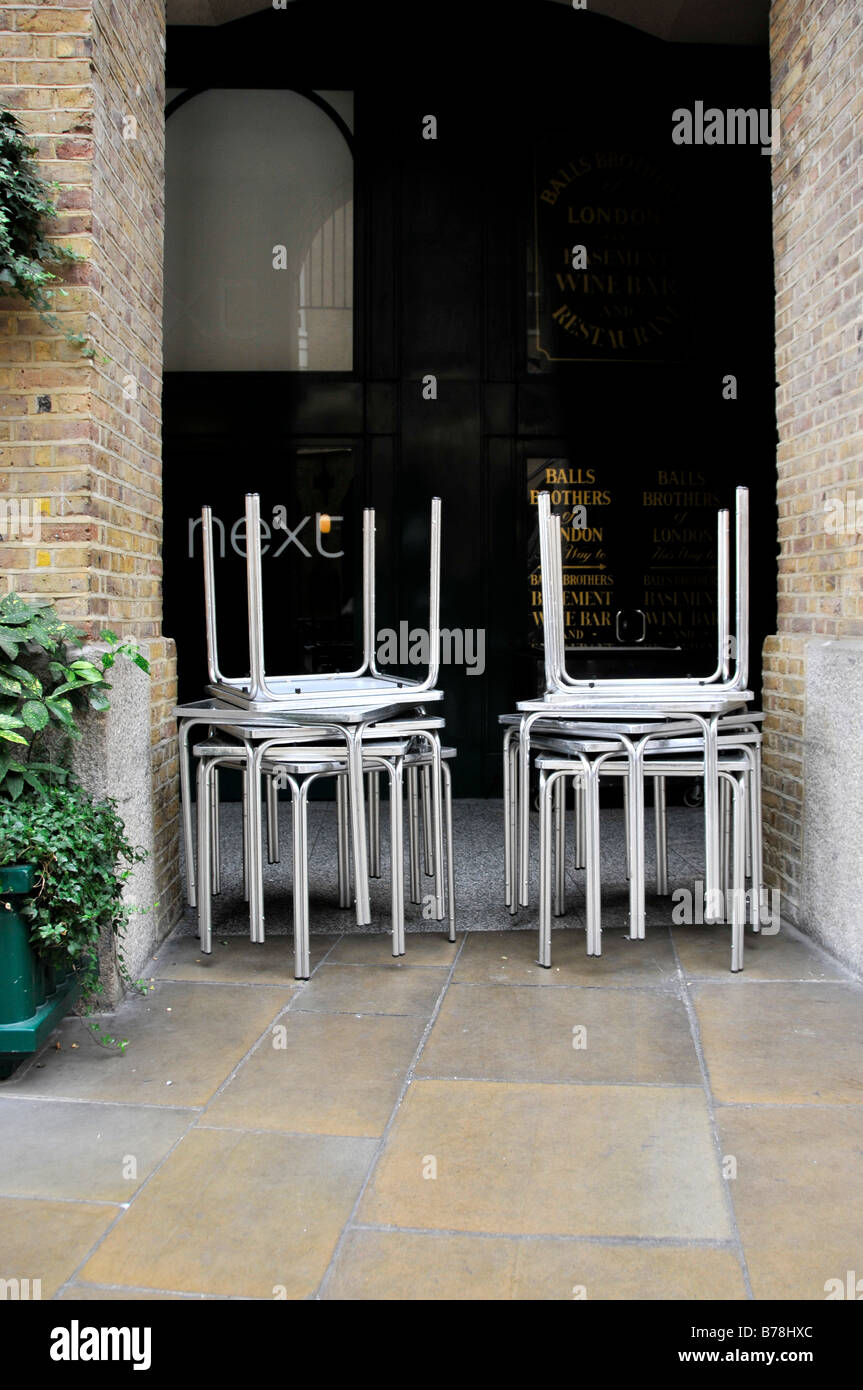 Chaises empilées de café restaurant en plein air saison attendent Banque D'Images