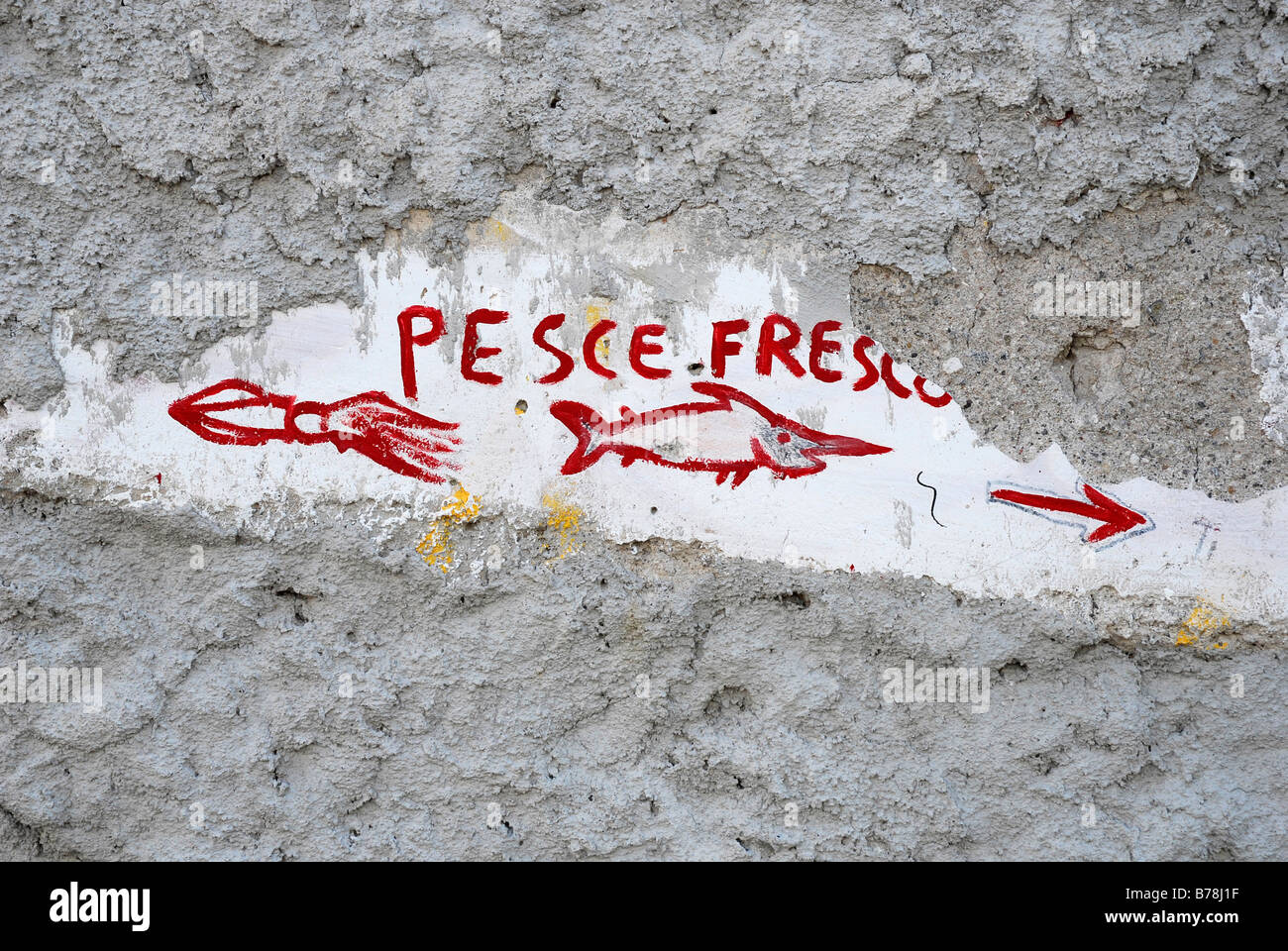 Graffiti rouge sur un mur gris, pesce fresco, poisson frais, la publicité pour un poisson shop dans la ville de Lipari sur l'île de Lipari, l'Aeol Banque D'Images