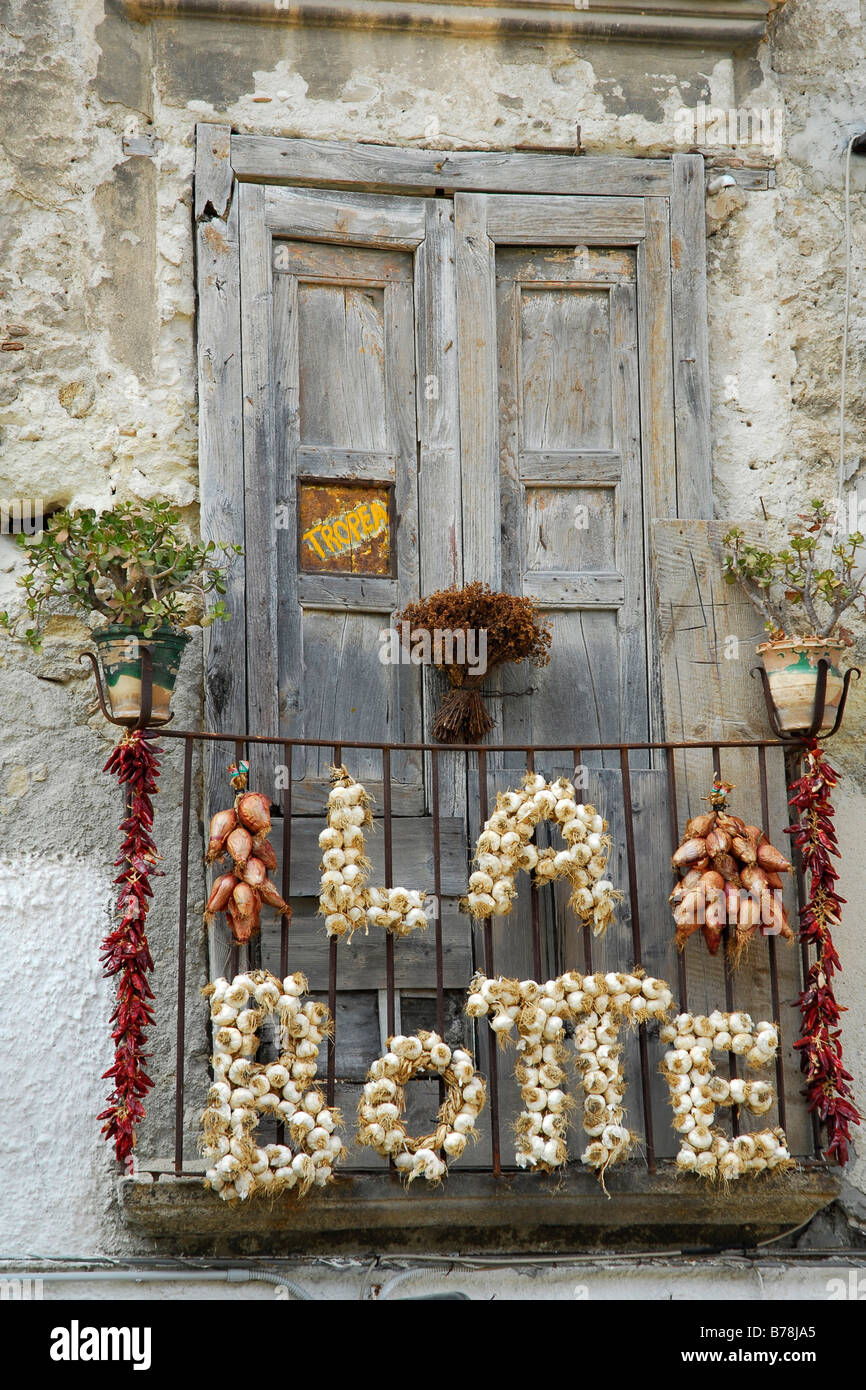 L'auto-promotion avec ail, oignons et piment, sur un balcon, Trattoria La Botte dans le centre historique de Tropea, Vibo V Banque D'Images
