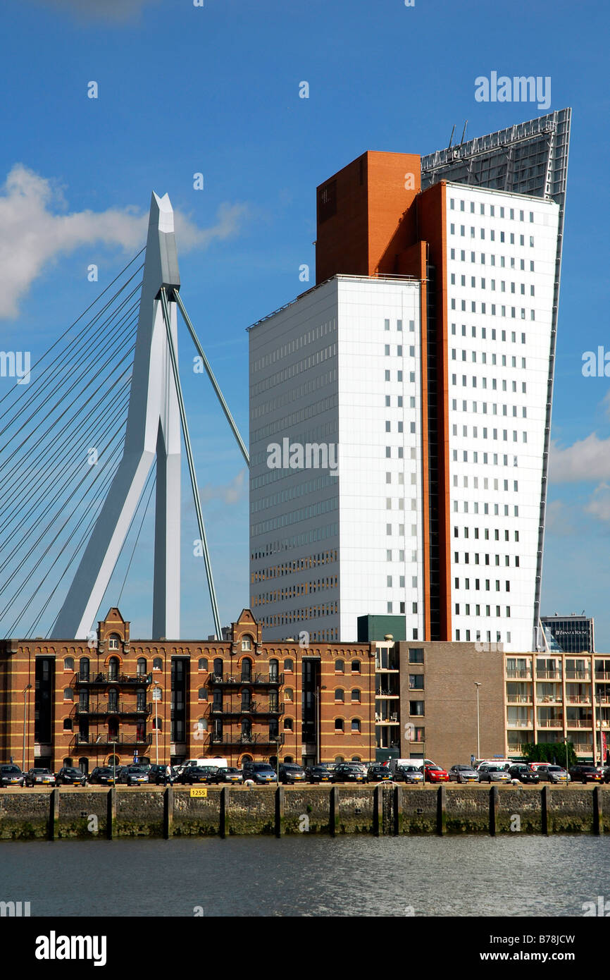 L'architecture moderne au bord de l'eau : le Belvédère des capacités de la compagnie téléphonique KPN Telecom et à sa gauche l'ère Banque D'Images