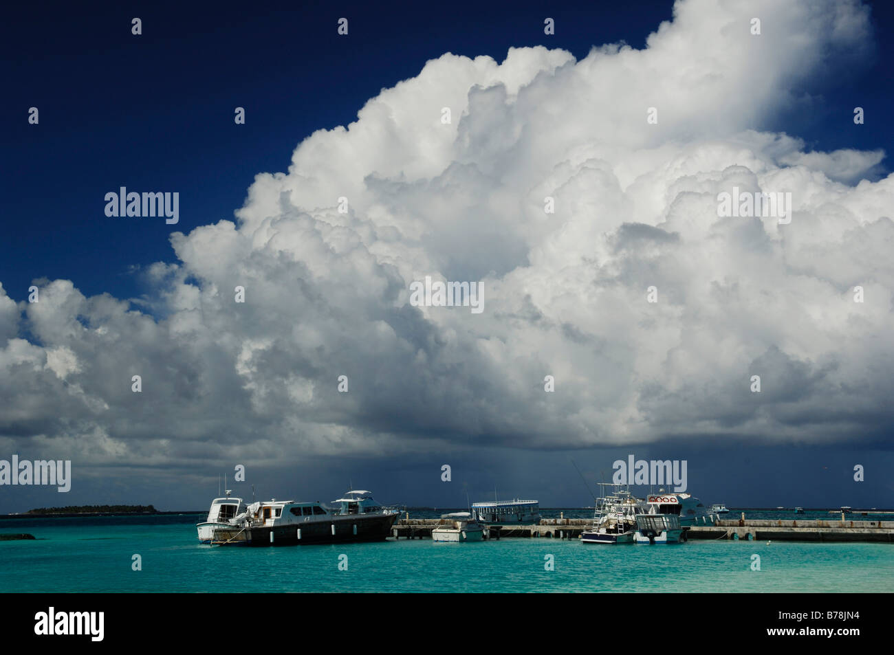 Les nuages au-dessus de l'atmosphère de cluster Full Moon Resort, les Maldives, l'Océan Indien Banque D'Images