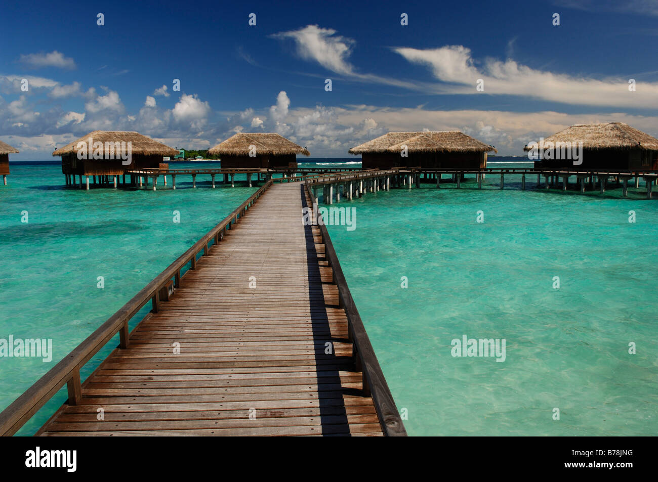 L'eau jetée pour bungalows, Full Moon Resort, les Maldives, l'Océan Indien Banque D'Images