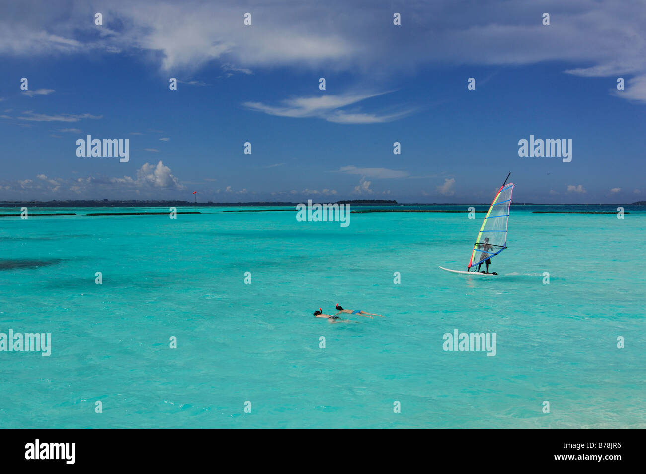 Planche à voile et la plongée, Full Moon Resort, les Maldives, l'Océan Indien Banque D'Images