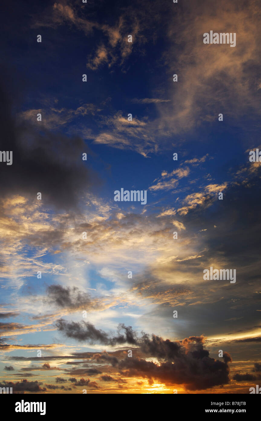 Les nuages au-dessus de l'atmosphère, l'atoll Laguna Resort, les Maldives, l'Océan Indien Banque D'Images