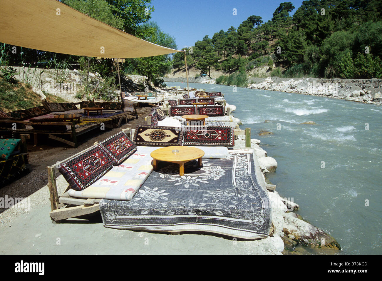 Terrasse de café au lit de la rivière Esen Cay dans une réserve naturelle, Saklikent, Akdagi Montagnes, Fethiye, Province de Mugla, Banque D'Images