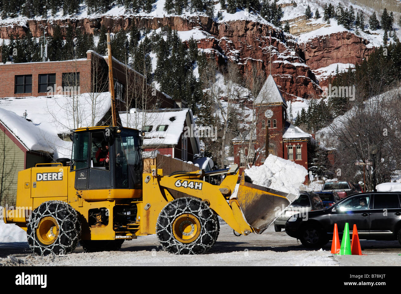 Chasse-neige dans la rue principale dans la région de Telluride, Colorado, USA Banque D'Images