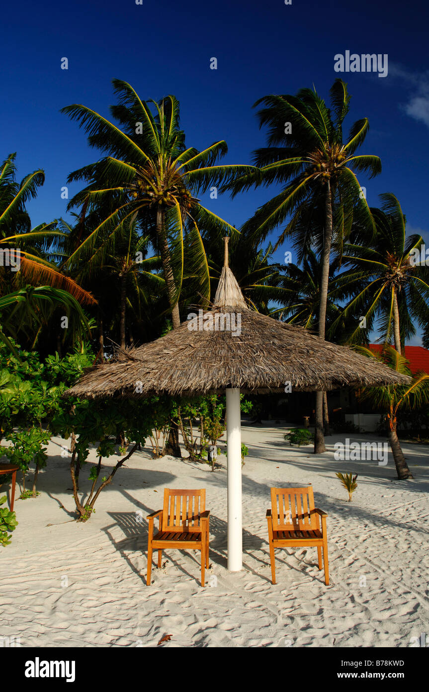 Pare-soleil et deux chaises, Resort Kurumba Maldives, l'Océan Indien, Banque D'Images