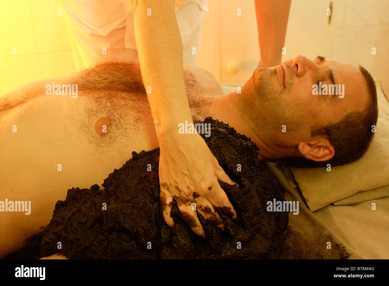 L'homme jouissant d'une boue marine Czech Republik Franzensbad Spa Banque D'Images