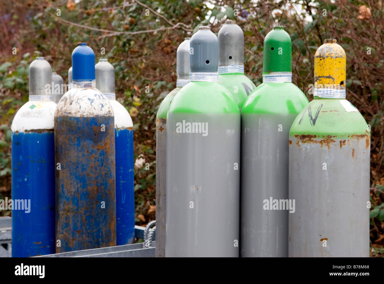 Groupe de rusty metal gaz bouteilles rechargeables Banque D'Images